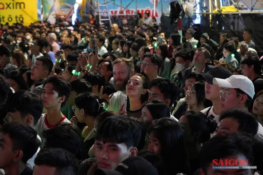 Nhiều du khách nước ngoài theo dõi chương trình countdown. Ảnh: HIẾU GIANG