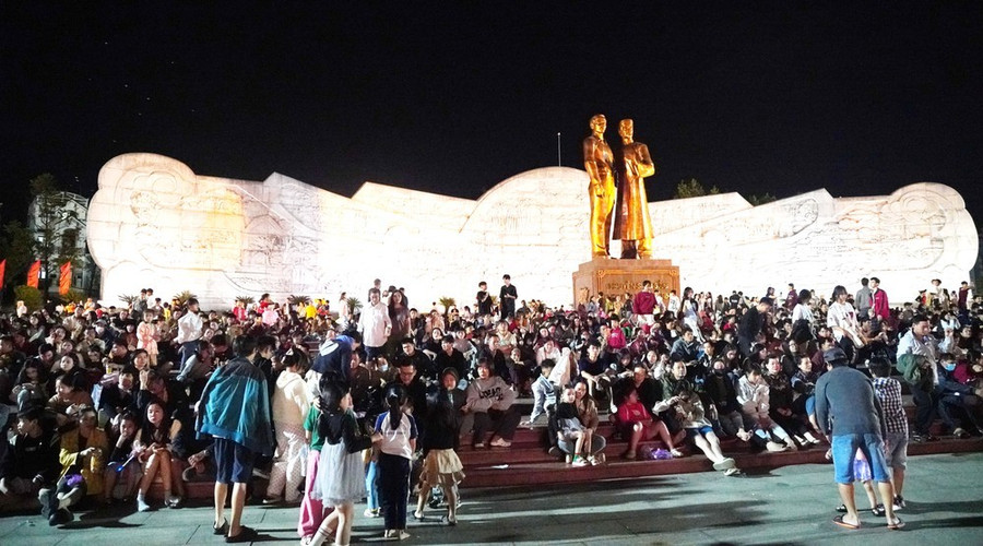 Người dân và du khách hòa chung không khí rộn ràng đón mừng năm mới