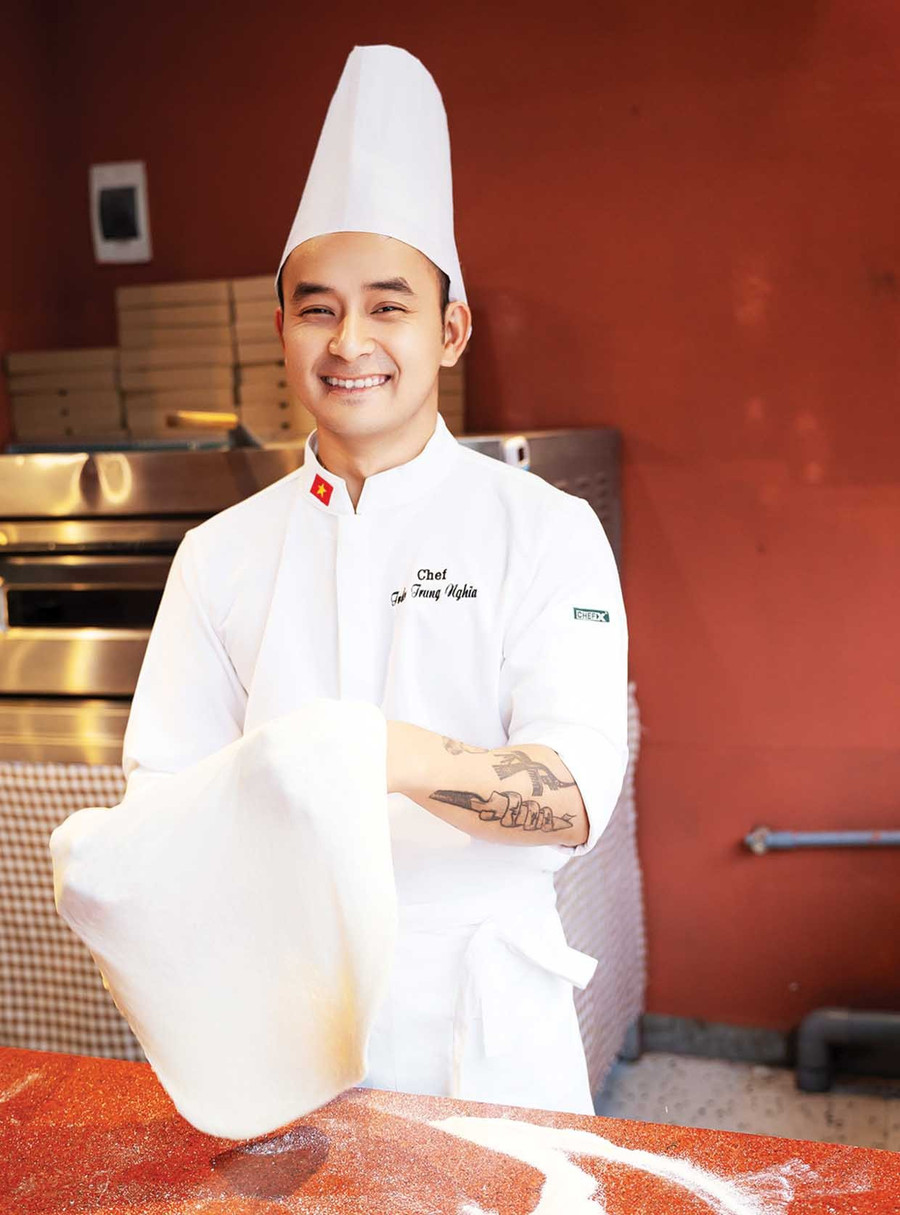 Đầu bếp Trần Trung Nghĩa tỉ mỉ trong từng công đoạn chế biến. Ảnh: Ngọc Duy