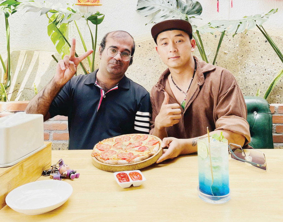 Du khách quốc tế thích thú thưởng thức các món ăn tại The Hing Pizza (20 Tô Vĩnh Diện, phường Pleiku). Ảnh: Ngọc Duy