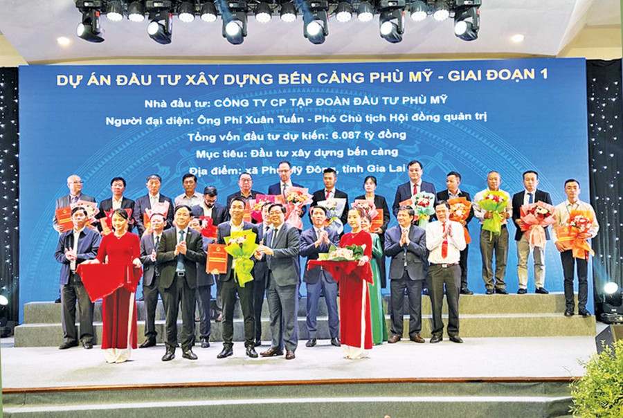Lãnh đạo tỉnh Gia Lai trao chứng nhận đầu tư Dự án đầu tư xây dựng bến cảng Phù Mỹ - Giai đoạn 1 cho Công ty Cổ phần Tập đoàn Đầu tư Phù Mỹ. Ảnh: Kim Linh