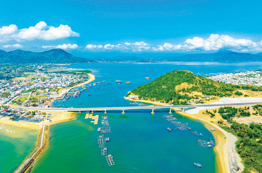 Tuyến đường ven biển được đầu tư xây dựng, tạo động lực phát triển kinh tế mạnh mẽ, đảm bảo quốc phòng-an ninh. Ảnh: Dũng Nhân