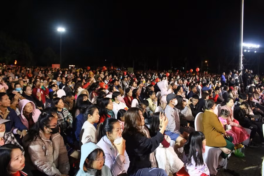 Người dân đến Quảng trường 16-3 xem biểu diễn nghệ thuật. Ảnh: NC