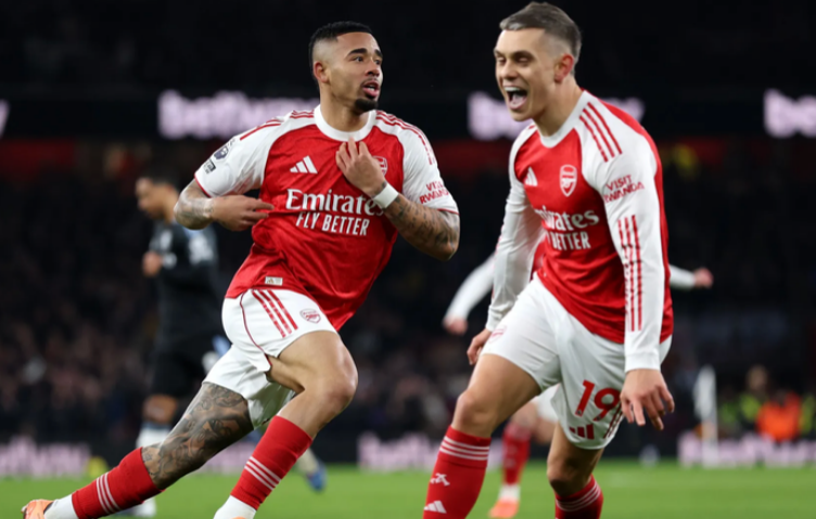 Gabriel Jesus vào sân từ ghế dự bị và ghi bàn