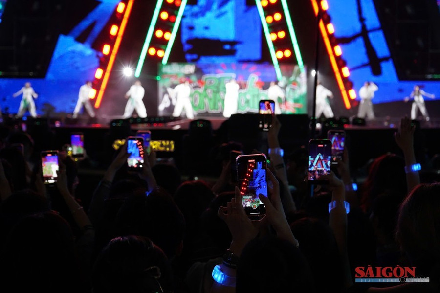 Hàng ngàn người cùng giơ điện thoại, bật đèn flash để khuấy động không khí chương trình. Ảnh: HIẾU GIANG