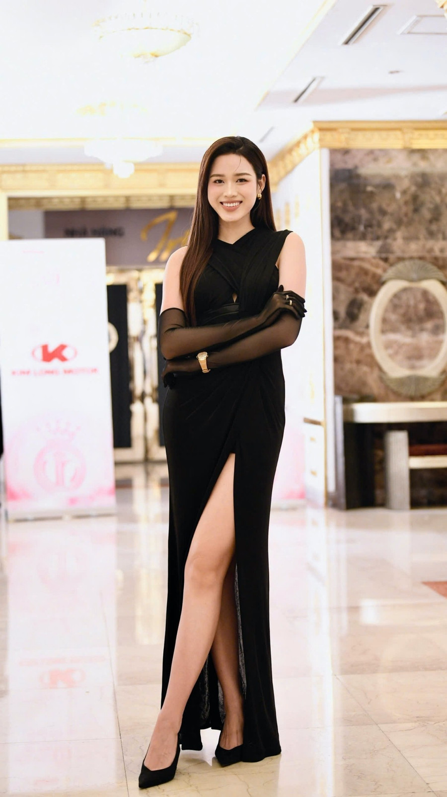 Thời gian qua, Đỗ Thị Hà đồng hành cùng cuộc thi Hoa hậu Việt Nam 2024. Nàng hậu chia sẻ khi nhìn các thí sinh hồi hộp, cô lại nhớ đến những ngày tháng cách đây 4 năm của mình. Người đẹp cho biết cô sẽ chấm thi dựa trên tiêu chí mà ban tổ chức đề ra. Cô khuyên các thí sinh hãy là chính mình, trả lời thật nhất những gì của mình, đừng cố tỏ ra là một ai đó. &quot;Ban giám khảo đều là những người có kinh nghiệm nên sẽ nhìn thấu được hết. Vậy nên chúng ta hãy cứ là chính mình, trả lời một cách chân thật nhất thì sẽ ghi điểm được với ban giám khảo&quot;, cô cho hay. Ảnh: BTC