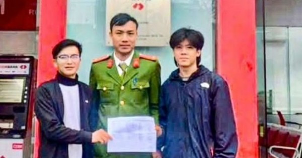 Công an xã Kỳ Thượng đã cùng anh Trần Văn Quang tiến hành trao trả số tiền cho anh Mai Chí Thành thanh-nien-tra-lai-gan-nua-ti-dong-bat-ngo-nhan-tu-tai-khoan-ladd.jpg