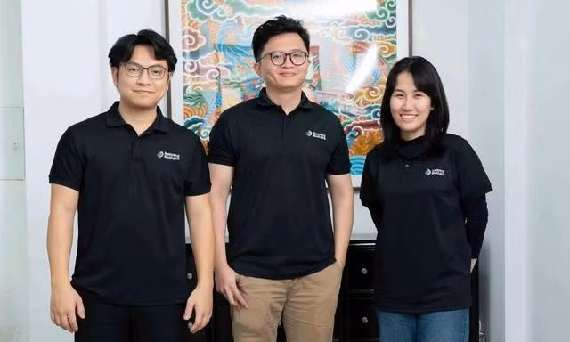 Từ trái qua: Giang, Duy, Quỳnh. Nhóm khởi nghiệp bằng cách ứng dụng AI vào lĩnh vực công nghệ sinh học. ẢNH: NHÓM CUNG CẤP