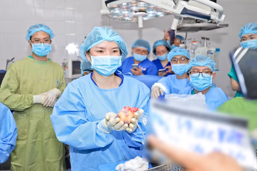 Trái tim được vận chuyển từ TP Hồ Chí Minh ra Hà Nội TP để ghép cho bệnh nhân. Ảnh: BVCC