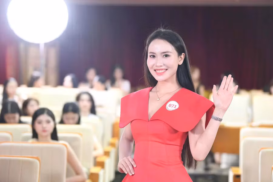 Có những thí sinh là MC song ngữ, giảng viên, biên tập viên truyền hình... ẢNH: BTC