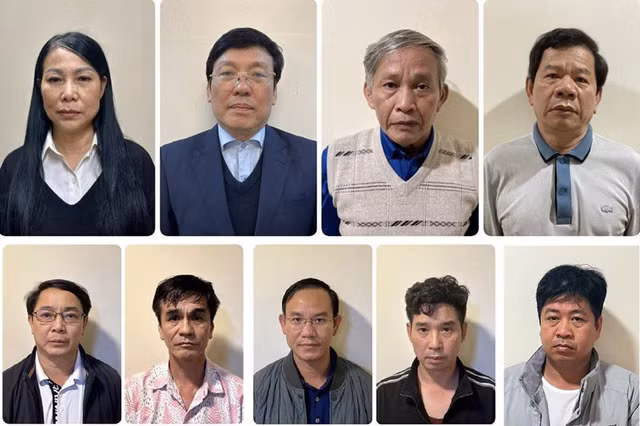 Các bị can (từ trái qua hàng trên): Hoàng Thị Thúy Lan, Lê Duy Thành, Cao Khoa, Đặng Văn Minh cùng nhiều bị can khác