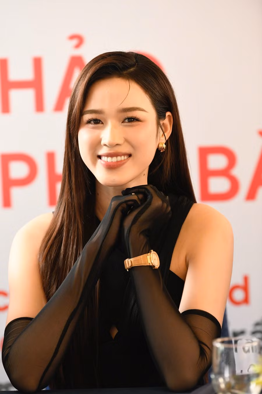 Đỗ Thị Hà cũng đảm nhận vai trò thành viên ban giám khảo vòng sơ khảo khu vực phía bắc cuộc thi Hoa hậu Việt Nam năm 2024. Người đẹp khiến các thí sinh trầm trồ khi diện chiếc váy đen xẻ cao, khoe đôi chân thon dài cùng vóc dáng quyến rũ. Ảnh: BTC