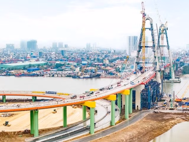 Cầu Hoàng Gia được hợp long. ẢNH: N.H