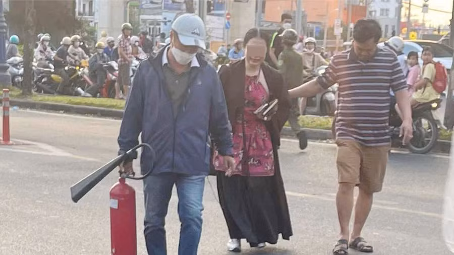 Công an đưa bà N. về trụ sở làm việc