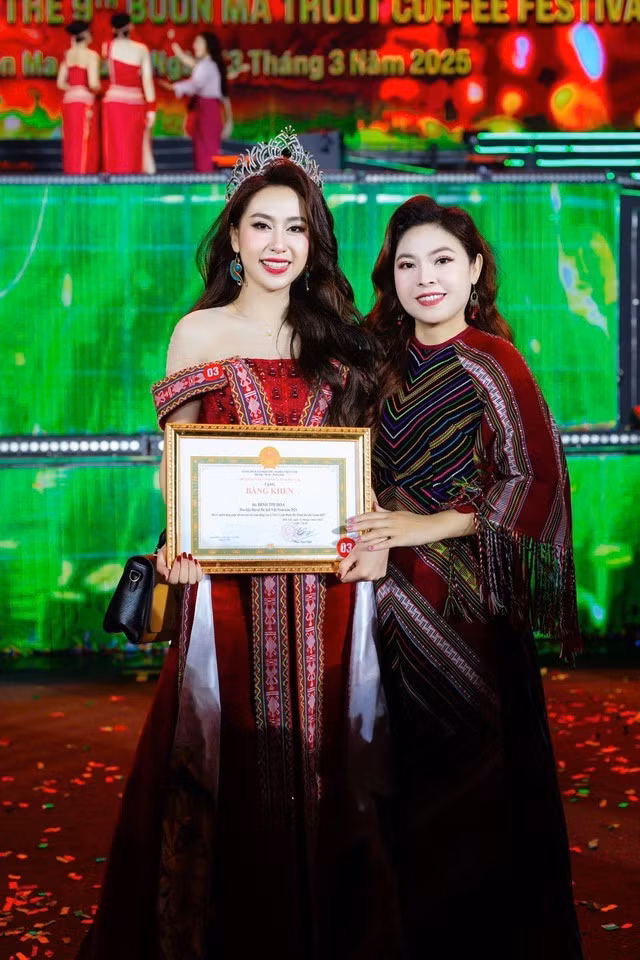 Hoa hậu đại sứ du lịch Việt Nam 2024 Đinh Thị Hoa và diễn viên, nhà sản xuất Kim Thanh Thảo