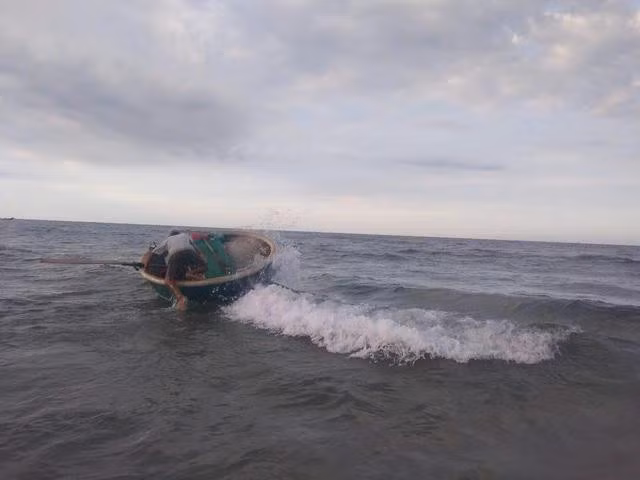 Những con sóng như muốn chực chờ nhấn chìm chiếc thúng của ông Hùng. ẢNH: QUANG VIÊN