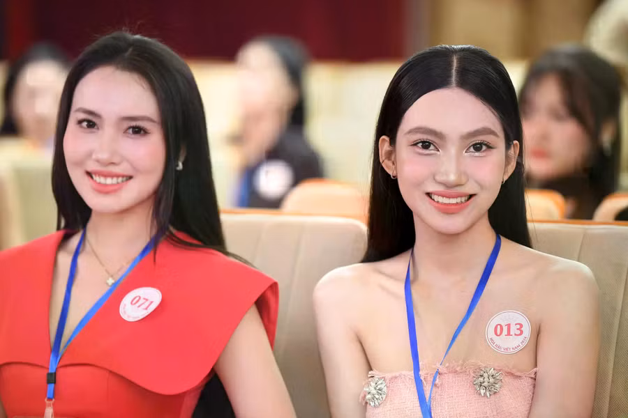 Một số người đẹp lần đầu trải qua đo nhân trắc học khi tham gia cuộc thi nhan sắc. Theo ban tổ chức, thí sinh đã can thiệp thẩm mỹ kể cả ở mức độ vừa và nhỏ cũng không đủ điều kiện đi tiếp. ẢNH: BTC