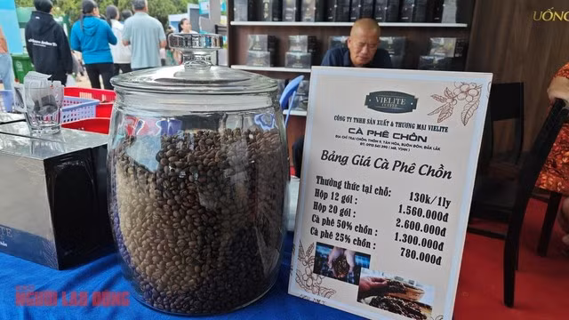 Một ly cà phê phin giấy có giá 130.000 đồng/kg
