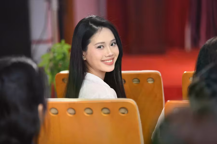 Diệu Huyền chia sẻ cô vui vì điều này nhưng sẽ cố gắng thể hiện bản thân để mọi người biết đến cá tính, con người mình thay vì chỉ được nhớ đến là "cô gái giống Đỗ Thị Hà". Cô đặt mục tiêu vào top 5 Hoa hậu Việt Nam 2024. ẢNH: BTC