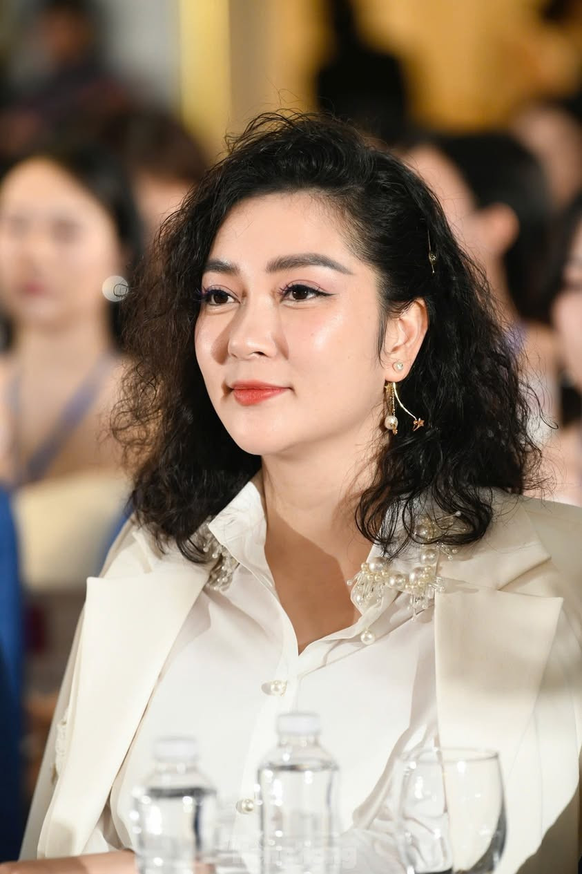 Hoa hậu Nguyễn Thị Huyền diện sơ mi cùng chân váy dài tông trắng, khoác áo vest sang trọng, thanh lịch. Sự xuất hiện của người đẹp tại buổi sơ khảo phía bắc cuộc thi Hoa hậu Việt Nam 2024 thu hút sự quan tâm của nhiều người. Sau hơn 20 năm đăng quang, mỹ nhân gốc Hải Phòng vẫn giữ được nhan sắc mặn mà và thần thái cuốn hút. Ảnh: BTC