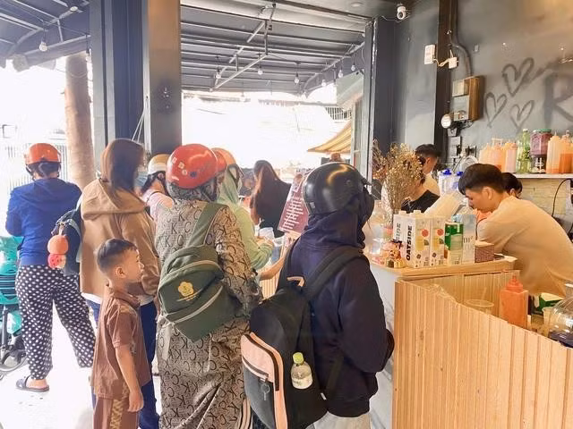 Bạn trẻ xếp hàng để đợi mua bánh hình chiếc dép. ẢNH: THẢO PHƯƠNG