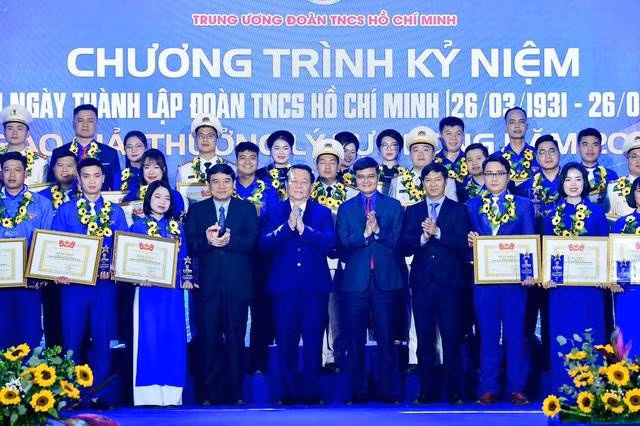 Năm 2025 có 100 cán bộ Đoàn tiêu biểu được nhận Giải thưởng Lý Tự Trọng. ẢNH: XUÂN TÙNG