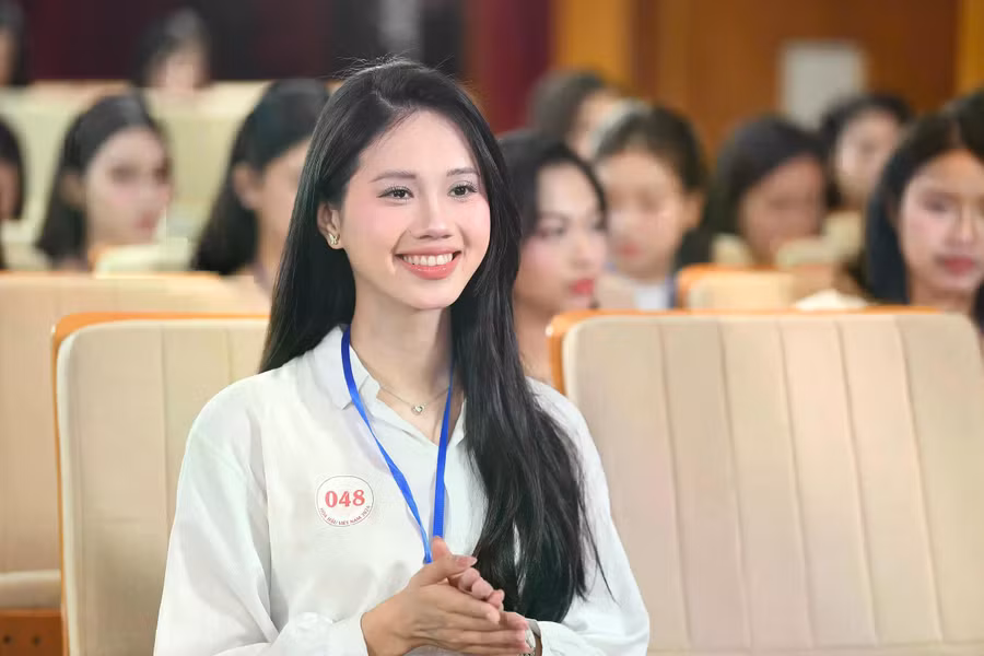 Thí sinh Đoàn Thị Diệu Huyền, sinh năm 2003, tại Quảng Trị. Cô được nhận xét có nét giống với Hoa hậu Việt Nam 2020 Đỗ Thị Hà. Người đẹp thừa nhận cô cũng đã nhiều lần nghe mọi người ví mình là "bản sao" của nàng hậu. ẢNH: BTC