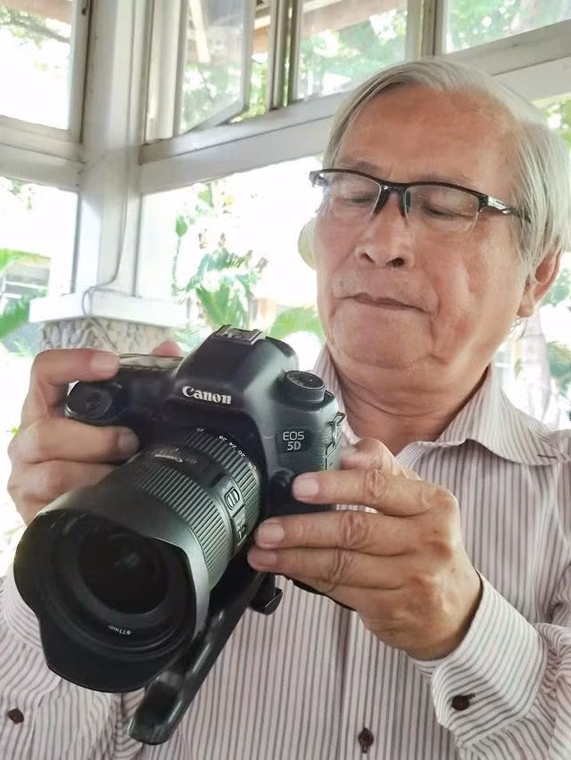 Ở tuổi 71, ông Thành vẫn miệt mài chụp ảnh để mưu sinh. ẢNH: QUANG VIÊN