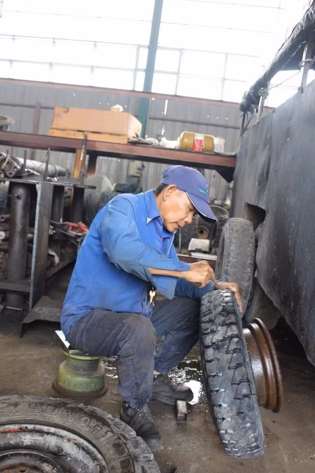 Ông Võ Văn Vân tham gia sửa các loại xe cơ giới và còn lái xe nâng. ẢNH: QUANG VIÊN