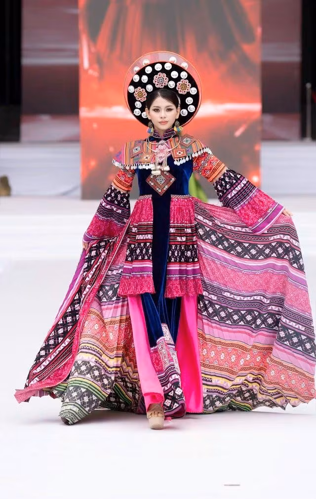 Điểm đột phá của GSFW 2025 là xóa bỏ hoàn toàn sự phân biệt vị trí trên sàn diễn, không có first face hay vedette, tất cả người mẫu đều được tôn vinh bình đẳng. Điều này thể hiện tinh thần đổi mới, phá vỡ những quy chuẩn cũ và mở ra một sân chơi sáng tạo đích thực. ẢNH: BTC