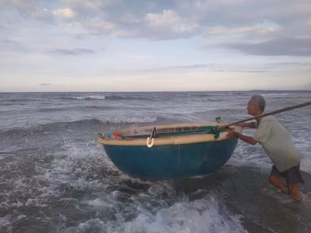 Một mình ông Hùng "xông sóng, chém gió" để mưu sinh bằng nghề đánh cá. ẢNH: QUANG VIÊN