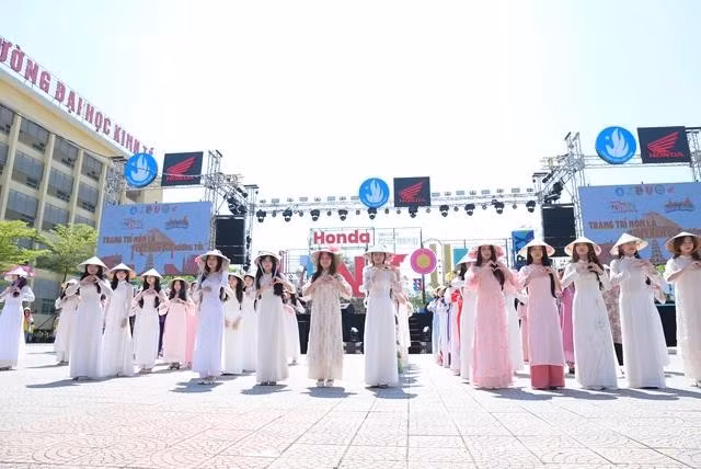 Hội trại thanh niên của Trường ĐH Kinh tế - ĐH Huế diễn ra với nhiều hoạt động hấp dẫn. ẢNH: HOÀNG THIỆN