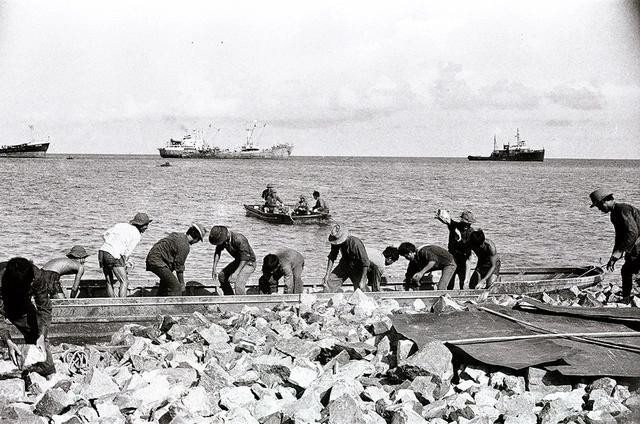 Bộ đội công binh hải quân tôn tạo, củng cố các đảo đóng giữ, năm 1988. Ảnh: Nguyễn Viết Thái Bộ đội công binh hải quân tôn tạo, củng cố các đảo đóng giữ, năm 1988. Ảnh: Nguyễn Viết Thái