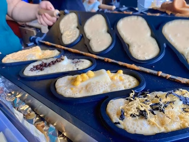 Ngoài phô mai, nhân bánh còn có thêm chà bông, rong biển, bắp... ẢNH: THẢO PHƯƠNG