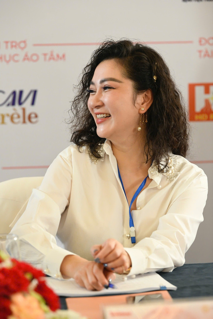 Nhiều năm qua, Hoa hậu Nguyễn Thị Huyền gần như không tham gia showbiz, cô sống kín tiếng và dành nhiều thời gian cho gia đình cùng công việc riêng. Đảm nhận vai trò giám khảo sơ khảo của cuộc thi, người đẹp chia sẻ cô háo hức trở lại Hoa hậu Việt Nam 2024 và đặc biệt ấn tượng khi cuộc thi đề cao giá trị cống hiến và văn hóa. Ảnh: BTC