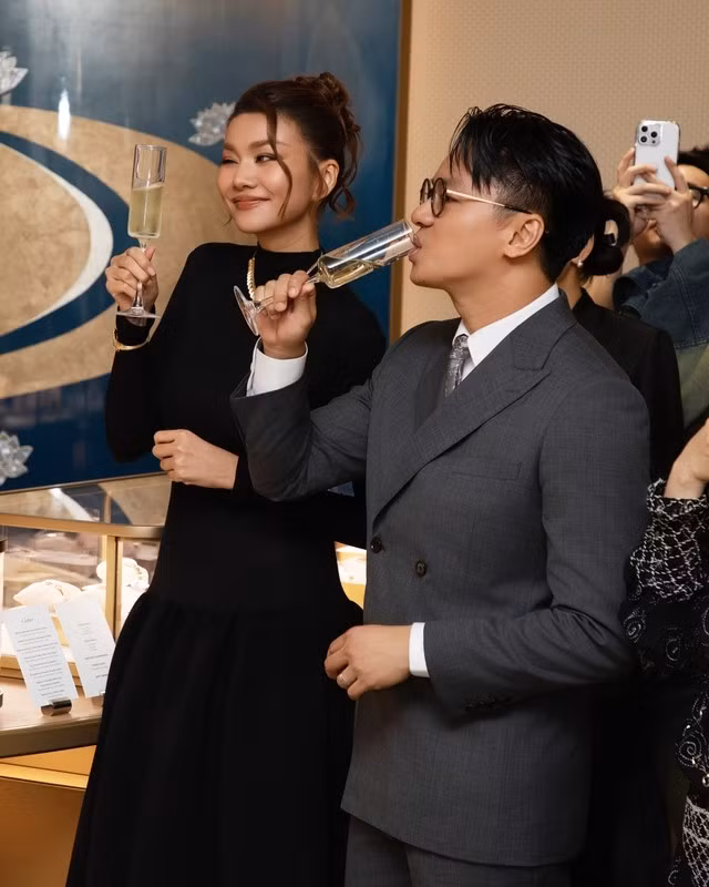 Vợ chồng Thanh Hằng không rời nửa bước tại sự kiện