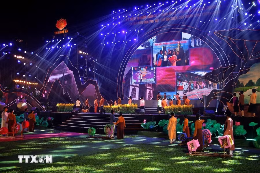 Các tiết mục Ví, Giặm đặc sắc được biểu diễn tại buổi lễ. (Ảnh: Văn Tý/TTXVN)