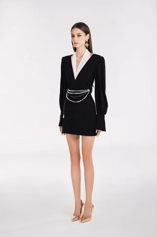 Khám phá chiếc đầm đen huyền bí - nơi tự tin, thanh lịch và quyền lực hòa quyện, giúp nàng tỏa sáng và khẳng định phong cách của người phụ nữ xinh đẹp, tài năng. Phom váy vest sang trọng, khéo léo phối cùng cổ trắng tạo nên một hiệu ứng thị giác lạ mắt, mang lại vẻ đẹp mới mẻ nhưng vẫn giữ nét cổ điển cuốn hút. ẢNH: NHAT VY