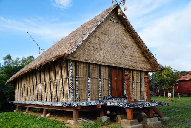 Nhà rông truyền thống của người Ba Na ở làng Mơ H'ra, xã Kông Lơng Khơng, huyện Kbang được người làng chung tay xây dựng trong nhiều tháng