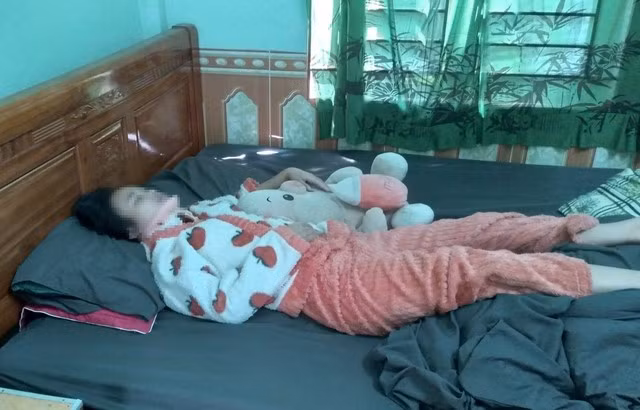 Nữ sinh bị đánh gãy đốt sống cổ tới nay gần 2 tháng vẫn chưa thể khỏi bệnh để tới trường