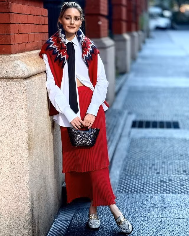 Chân váy màu đỏ và áo len họa tiết Bắc Âu gợi nhớ về những câu chuyện Giáng sinh huyền ảo, những hộp quà chứa đầy niềm vui hạnh phúc và cô gái mặc đẹp chính là nàng - trong bản phối giản đơn, cổ điển nhưng cực kỳ nổi bật. ẢNH: OLIVIA PALERMO