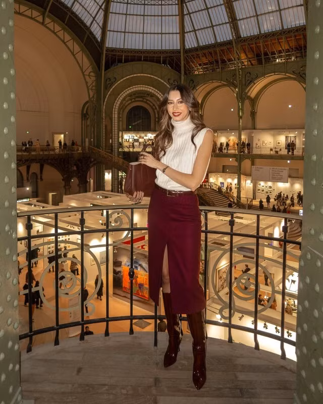 Chân váy bút chì màu đỏ rượu vang với đường xẻ trước sexy cực kỳ phù hợp với không khí lễ hội, các buổi tiệc và sự kiện sôi động vui vẻ mùa cuối năm. Chân váy dáng ôm nhẹ, độ dài quá gối không chỉ có tác dụng tôn dáng, giữ ấm cho đôi chân mà còn rất linh động, dễ dàng cho những bữa tiệc kéo dài, những khi cần tản bộ hoặc nhảy múa theo nhạc... ẢNH: ANASTASIA FERREIRA