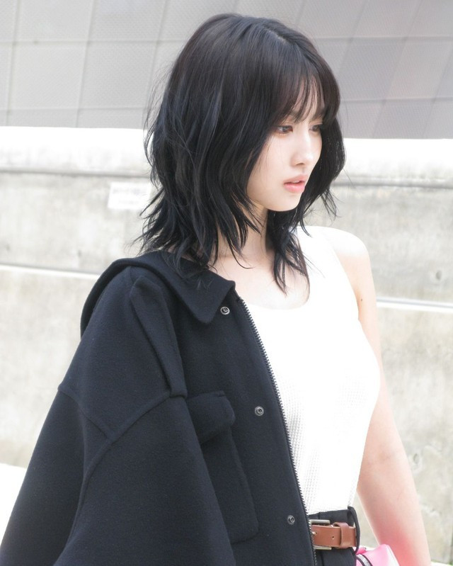 Trước khi đổi qua mốt tóc ngắn, ngôi sao xứ kim chi gây ấn tượng với tóc lob màu xám tro kết hợp kiểu tóc shag với sự lộn xộn có tính sắp đặt của các lọn tóc. ẢNH: INSTAGRAM NV
