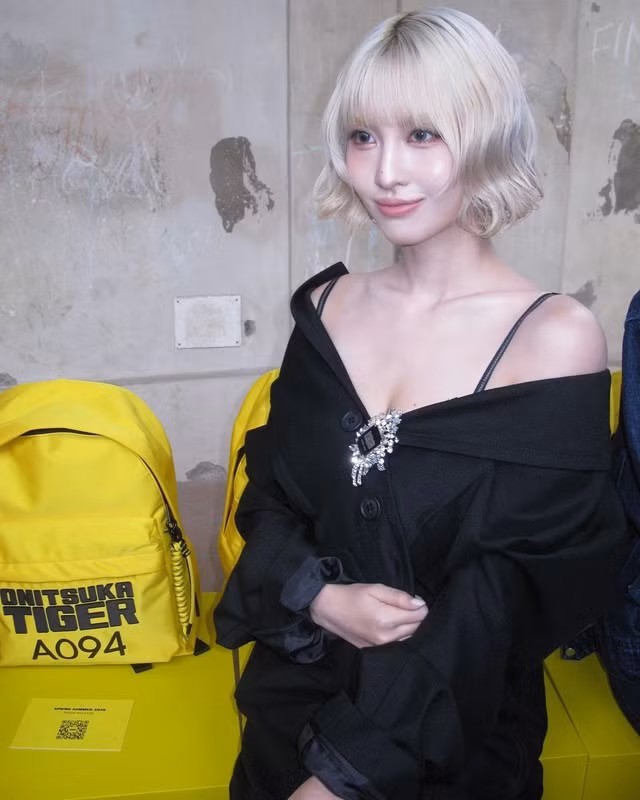 Mốt tóc ngắn có thể trở nên cực kỳ trendy khi được nhuộm màu và tạo kiểu kỳ công như tóc của ca sĩ Momo của nhóm Twice. Tóc màu bạch kim kết hợp mái thưa, uốn xoăn cổ điển như hình ảnh quý cô thập niên 1950. ẢNH: INSTAGRAM NV