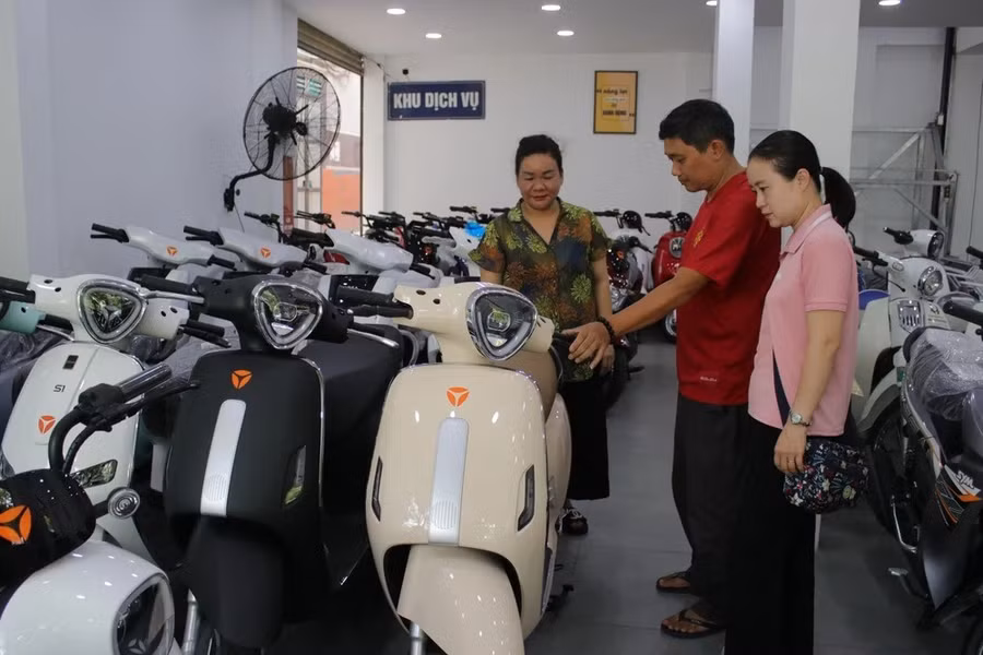 Xe máy, xe đạp điện đang là phương tiện được nhiều người lựa chọn. (Ảnh: Minh Hiếu/Vietnam+)