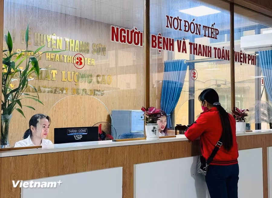 Nơi đón tiếp người bệnh khám chữa bệnh bảo hiểm y tế tại Trung tâm Y tế huyện Thanh Sơn, tỉnh Phú Thọ. (Ảnh: PV/Vietnam+)