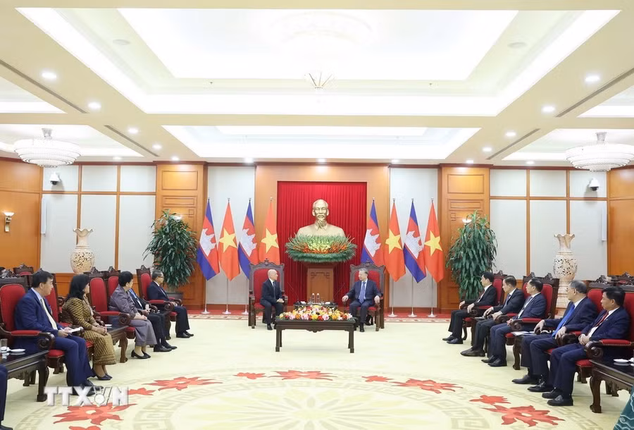 Tổng Bí thư Tô Lâm hội kiến Quốc vương Campuchia Norodom Sihamoni. (Ảnh: Thống Nhất/TTXVN)