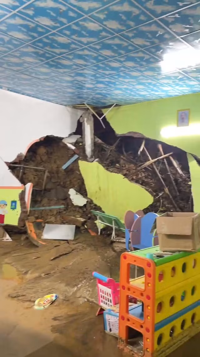 Đất đá tràn vào phòng học gây thiệt hại nặng