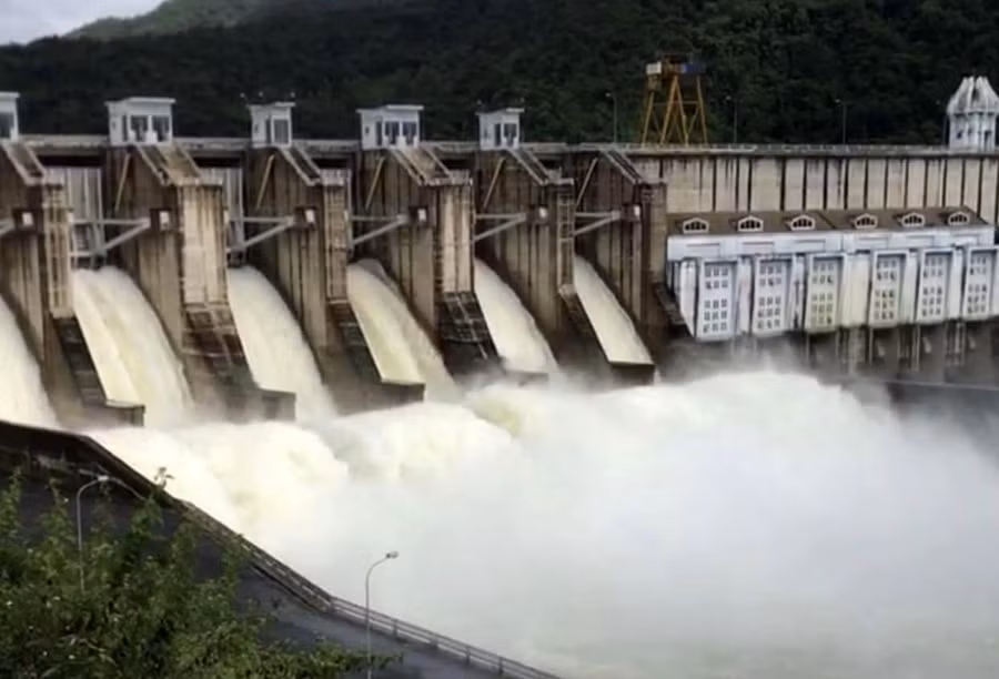 Hồ Định Bình bắt đầu vận hành xả nước lúc 10 giờ ngày 24-11. Ảnh: MẬU THÌN