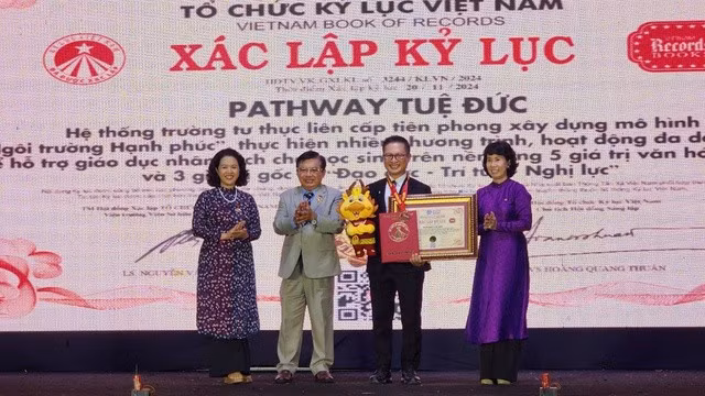 Tổ chức Kỷ lục Việt Nam trao bằng xác lập kỷ lục cho lãnh đạo hệ thống trường tư thục liên cấp Pathway Tuệ Đức.